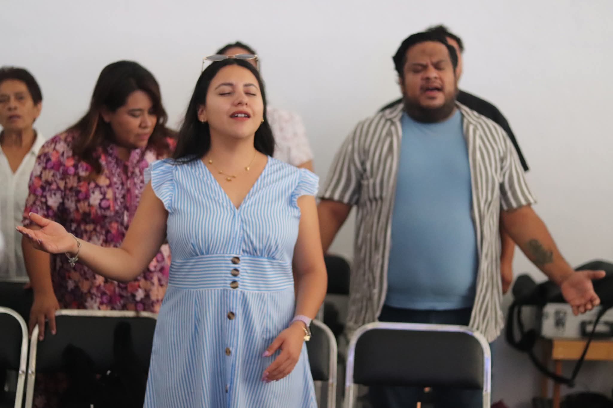 Mujer en primer plano con micrófono en el escenario